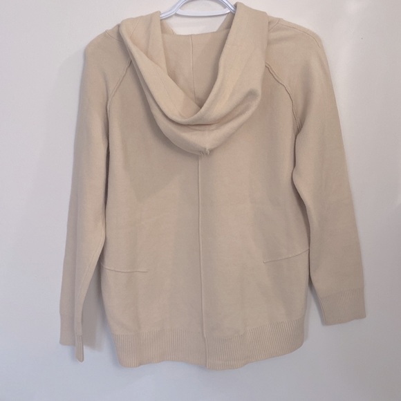 Women’s cream color hoodie, Small Size, W21, L24.5. - Picture 3 of 7